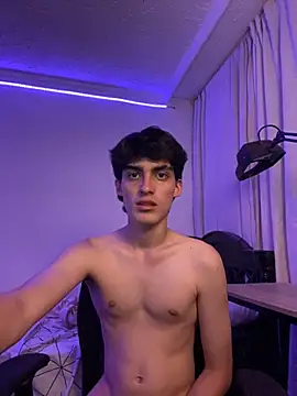 Snapshot of WarrenBlushfire chatting on 10-18-25, 06:26 WarrenBlushfire online show from 10-18-25, 06:26