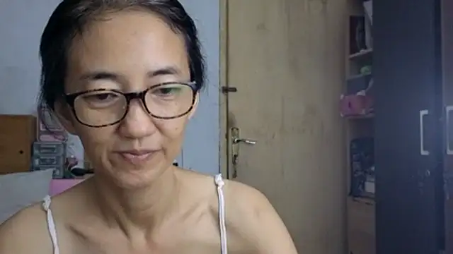 Snapshot of princessD077 chatting on 06-04-26, 05:39 princessD077 online show from 06-04-26, 05:39