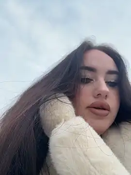 KiraSunshine online show from 12-17-25, 04:06