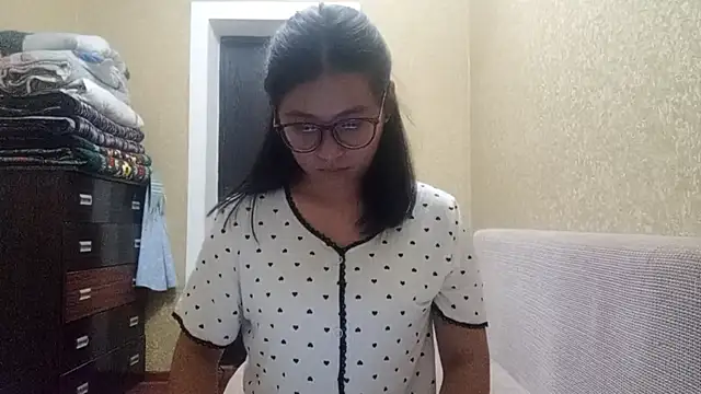 LinneaHyles online show from 11-17-25, 01:15