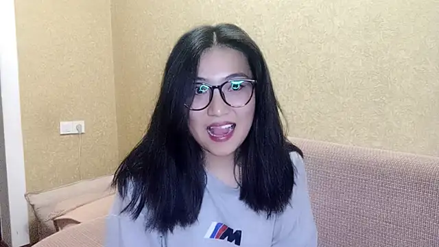 LinneaHyles online show from 11-28-25, 01:11