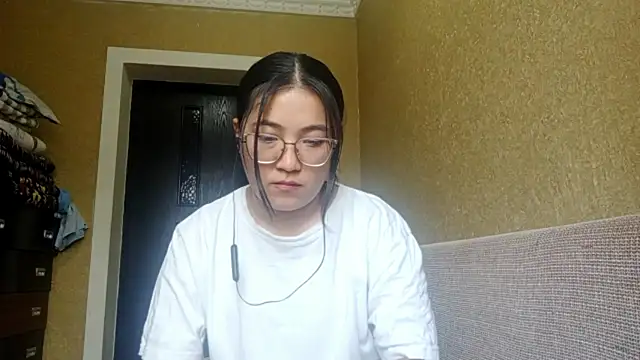 LinneaHyles online show from 11-10-25, 04:17