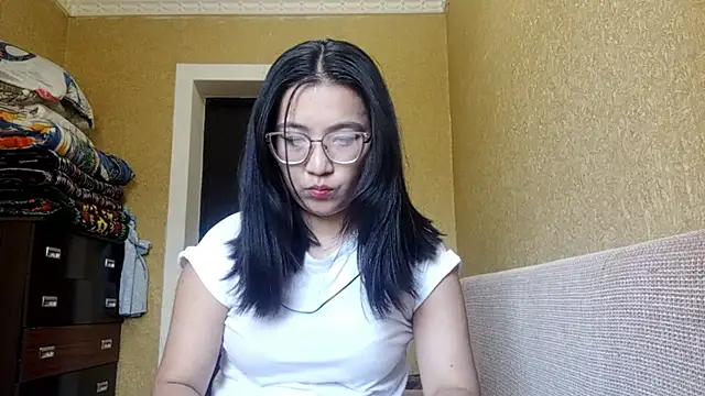 LinneaHyles online show from 11-06-25, 04:05