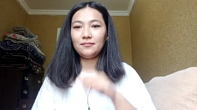 LinneaHyles online show from 10-28-25, 05:08