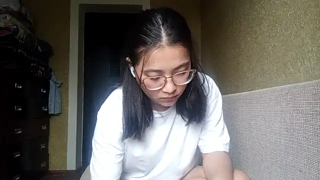 LinneaHyles online show from 11-05-25, 04:04