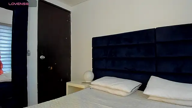 melanie roux   online show from 12-20-25, 01:58