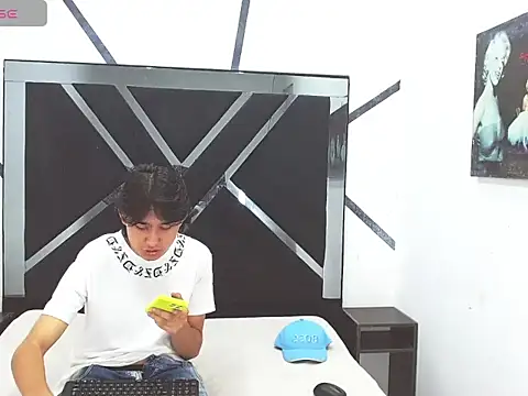 Tom 0001 online show from 11-06-25, 08:24