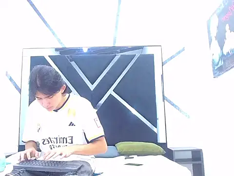 Tom 0001 online show from 10-28-25, 07:57