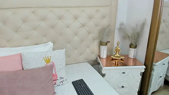 lucia lorenz online show from 11-27-25, 11:32