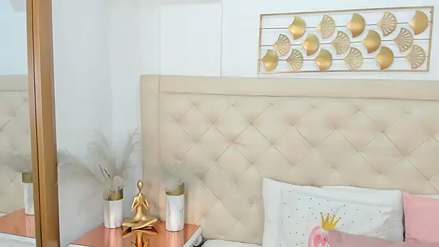 lucia lorenz online show from 12-21-25, 11:23