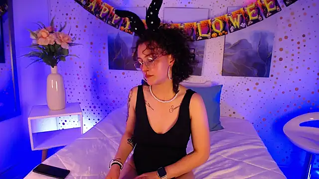 Snapshot of MilaMonroe chatting on 10-25-25, 02:50 MilaMonroe online show from 10-25-25, 02:50