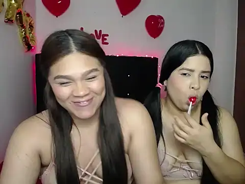 Snapshot of 2moons_full_of_love chatting on 02-15-26, 07:51 2moons full of love online show from 02-15-26, 07:51