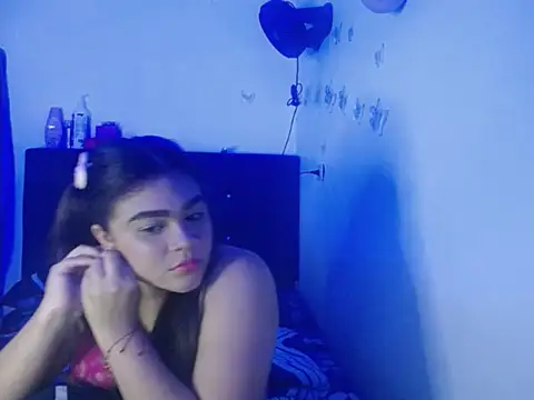 Snapshot of 2moons_full_of_love chatting on 11-02-25, 11:10 2moons full of love online show from 11-02-25, 11:10