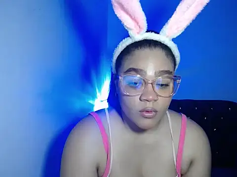 Snapshot of 2moons_full_of_love chatting on 06-19-26, 02:45 2moons full of love online show from 06-19-26, 02:45