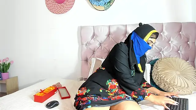 Inaya Khalifa online show from 11-23-25, 04:22