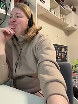 Amelia-Diamond online show from 12-18-25, 08:30