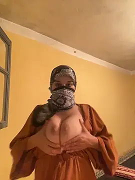 SaraChouchou online show from 10-26-25, 12:00