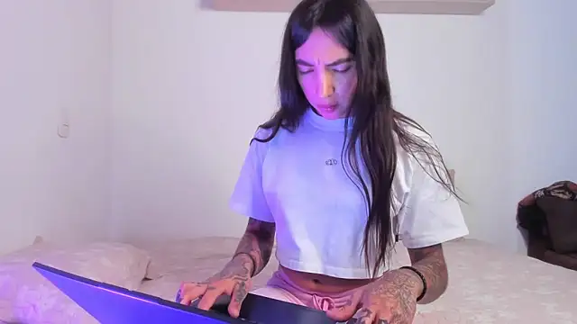 valeriahornier online show from 04-21-26, 01:07