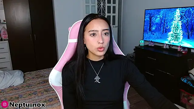 Snapshot of Neptuno_x chatting on 12-21-25, 08:20 Neptuno x online show from 12-21-25, 08:20