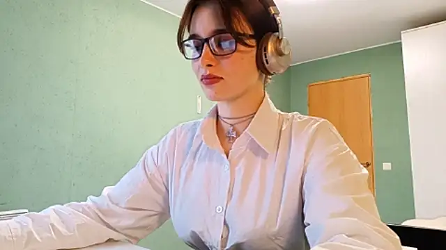Snapshot of IcyKleys chatting on 10-19-25, 12:41 IcyKleys online show from 10-19-25, 12:41