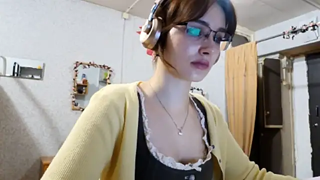 Snapshot of IcyKleys chatting on 10-23-25, 01:43 IcyKleys online show from 10-23-25, 01:43