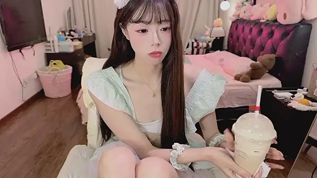 Onecutelittle online show from 05-08-26, 02:21