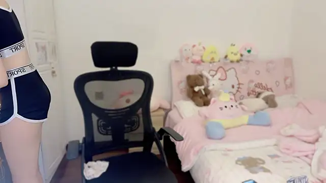 Onecutelittle online show from 11-02-25, 05:45