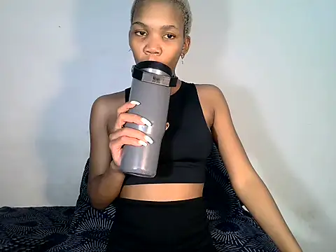 MinnieBee101 online show from 11-12-25, 09:29