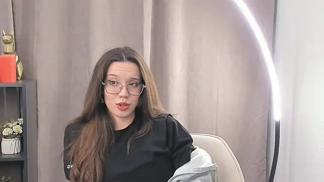 Snapshot of FabiolaCowing chatting on 10-23-25, 02:05 FabiolaCowing online show from 10-23-25, 02:05