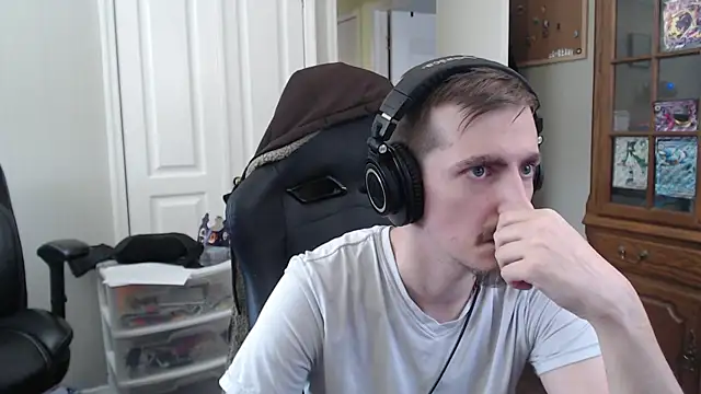 Snapshot of CasuallyCorrupt chatting on 10-25-25, 07:58 CasuallyCorrupt online show from 10-25-25, 07:58