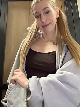 kira mia online show from 12-05-25, 03:43