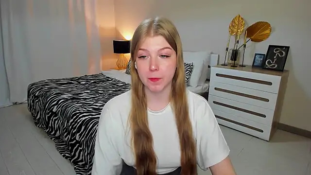 Snapshot of Stella_Light chatting on 06-03-26, 02:33 Stella Light online show from 06-03-26, 02:33
