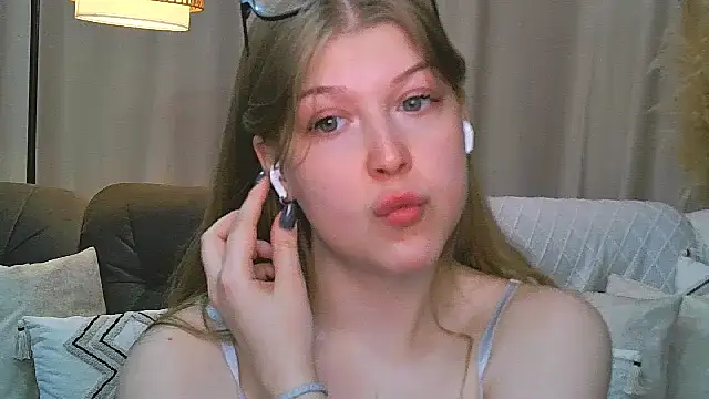 Snapshot of Stella_Light chatting on 05-14-26, 01:08 Stella Light online show from 05-14-26, 01:08