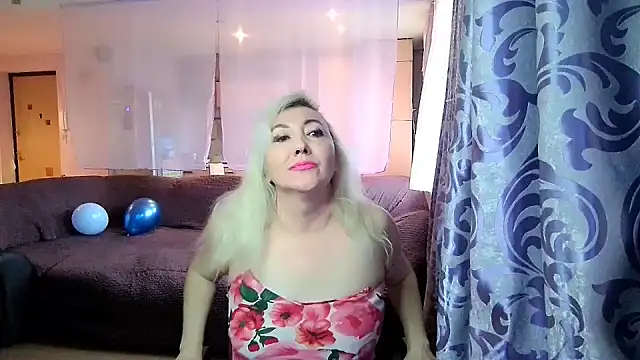 Snapshot of LadyKriss chatting on 10-31-25, 04:53 LadyKriss online show from 10-31-25, 04:53