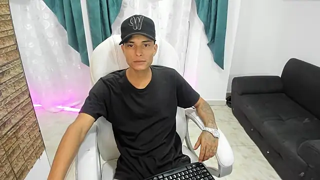 Snapshot of paul_booy chatting on 10-24-25, 02:43 paul booy online show from 10-24-25, 02:43