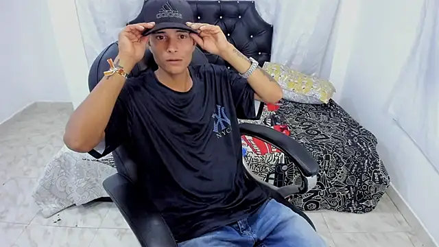 Snapshot of paul_booy chatting on 10-29-25, 02:21 paul booy online show from 10-29-25, 02:21