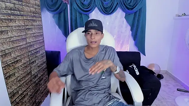 Snapshot of paul_booy chatting on 11-22-25, 04:44 paul booy online show from 11-22-25, 04:44