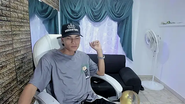 Snapshot of paul_booy chatting on 11-26-25, 03:28 paul booy online show from 11-26-25, 03:28