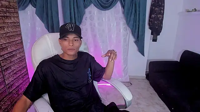 Snapshot of paul_booy chatting on 10-25-25, 03:38 paul booy online show from 10-25-25, 03:38