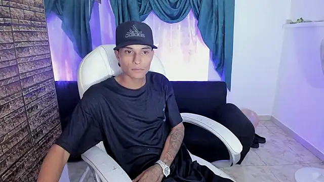 Snapshot of paul_booy chatting on 11-21-25, 04:22 paul booy online show from 11-21-25, 04:22