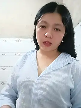 Snapshot of lisa-bae00 chatting on 05-17-26, 12:27 lisa-bae00 online show from 05-17-26, 12:27