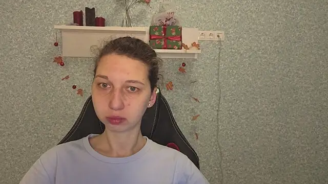 CuteEllii online show from 12-23-25, 05:18