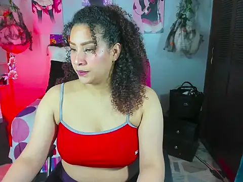 Snapshot of ROZZE_MILA chatting on 10-23-25, 01:32 ROZZE MILA online show from 10-23-25, 01:32