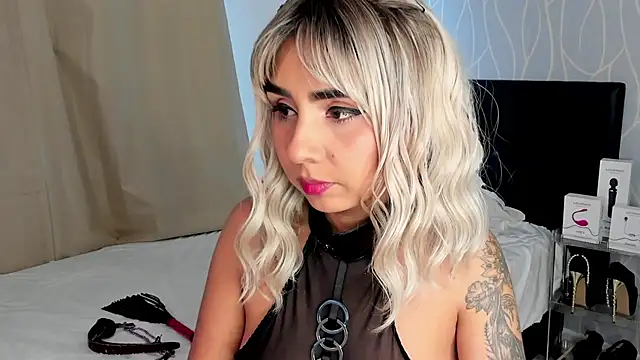 Emilyvalk  online show from 12-14-25, 08:47