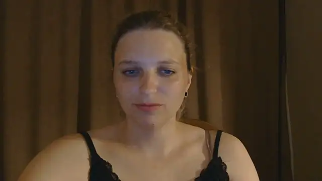 Snapshot of ElisSky301 chatting on 06-10-26, 08:32 ElisSky301 online show from 06-10-26, 08:32