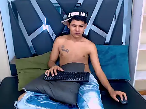 Snapshot of Yordi_Alpha chatting on 10-25-25, 12:28 Yordi Alpha online show from 10-25-25, 12:28