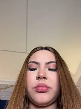 Snapshot of Beella1_ chatting on 05-11-26, 04:04 Beella1 online show from 05-11-26, 04:04