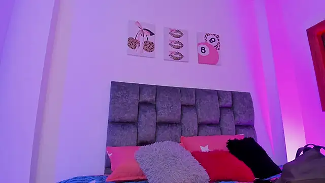 Snapshot of kittymonroe1 chatting on 02-10-26, 05:56 kittymonroe1 online show from 02-10-26, 05:56