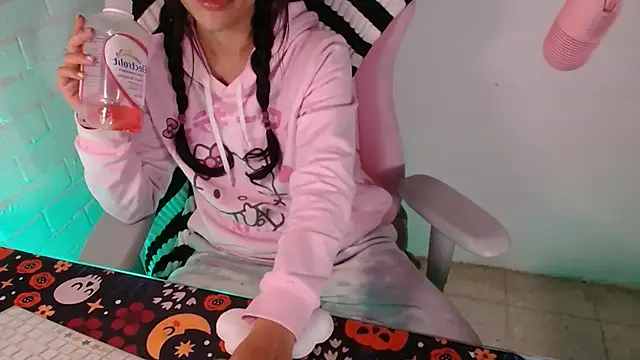 Snapshot of kaithra chatting on 11-25-25, 12:22 kaithra online show from 11-25-25, 12:22