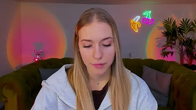 sassy cutie online show from 11-25-25, 01:22